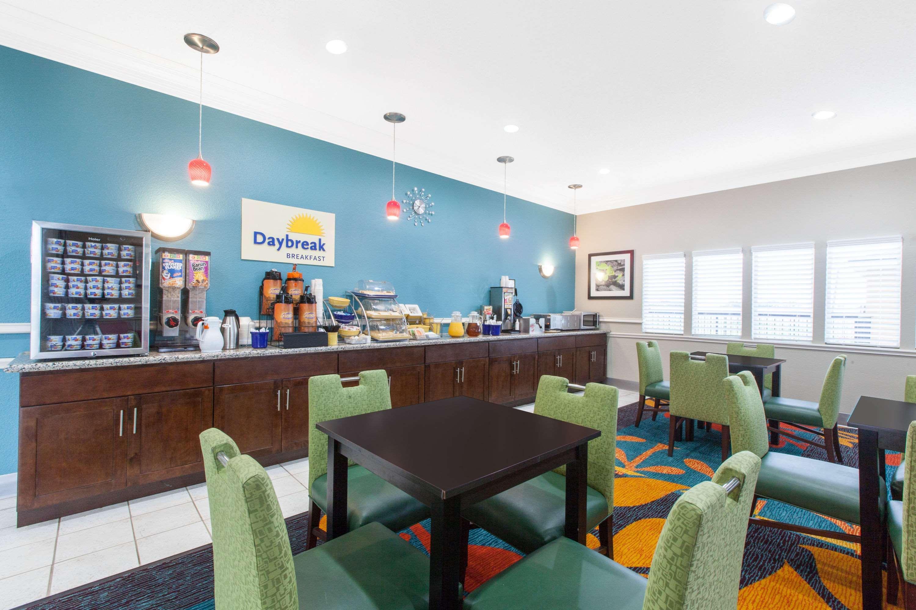 Days Inn By Wyndham Ennis Eksteriør billede